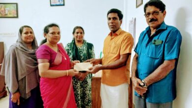 Photo of വാടാനപ്പള്ളി ഗ്രമപഞ്ചായത്ത് വാർഡ് 8 ൽ മത്സരിക്കുന്ന ഇടതുപക്ഷജനാധിപത്യ മുന്നണി സ്ഥാനാർത്ഥി.വസന്തമണിക്ക്.നാമനിർദ്ദേശപത്രിക സമർപ്പിക്കുമ്പോൾ കെട്ടിവെയ്ക്കാനുള്ള പണം തൃത്തല്ലൂർ ക്ഷീരസംഘം ഭരണ  സമതി . നൽകി.