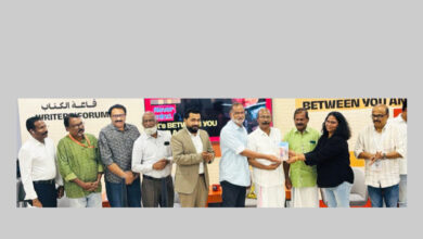 Photo of സി സി മുകുന്ദൻ MLA യുടെ. ജീവചരിത്രം ആസ്പദമാക്കിയുള്ള. ലാൽ കച്ചില്ലം എഴുതിയ .ഹരിതം പബ്ലിക്കേഷൻ പ്രസിദ്ധീകരിച്ച “വിശപ്പും വിവേചനവും”ഷാർജ അന്താരാഷ്ട്ര പുസ്തകോത്സവത്തിൽ പ്രകാശനം ചെയ്തു.