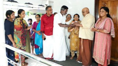 Photo of പ്രകാശമേകാൻ ബൾബ് നൽകി 15-ാം വാർഡ് മെമ്പർ സുമനജോഷി.