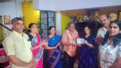 Photo of “തപസ്യ” തൃപ്രയാർ യൂണിറ്റിൻ്റെ നേതൃത്വത്തിൽ സംഘടിപ്പിച്ച സാരസ്വത നിധി സമർപ്പണം ആദ്യ രശീതി സെക്രട്ടറിയും എഴുത്തുകാരിയുമായ ഡോക്ടർ പത്മിനി ഗോപിനാഥിനു കൈമാറി കവിയും യൂണിറ്റ് രക്ഷാധികാരിയുമായ കെ. ദിനേശ് രാജാ നിർവ്വഹിക്കുന്നു.