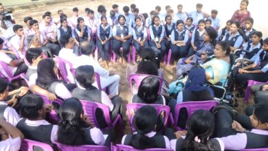 Photo of എൻ. എസ്. എസ്. യൂണിറ്റിലെ കുട്ടികളുമായി ഭിന്നശേഷി എഴുത്തുകാരി ലീന ജോസ്. എസ് എൻ ട്രസ്റ്റിലെ  നാട്ടിക സ്കൂളിന്റെ മരച്ചുവട്ടിൽ പരിസ്ഥിതി സംവാദം നടത്തി