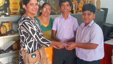 Photo of സ്കൂളിൻ്റെ ഗേറ്റിനടുത്ത് നിന്ന് *കളഞ്ഞു കിട്ടിയ ഫോൺ അതിൻ്റെ ഉടമസ്ഥന് തിരിച്ചു നൽകി* പഴുവിൽ സെന്റ് ആന്റണീസ് ഹൈസ്കൂളിലെ വിദ്യാർത്ഥികൾ.