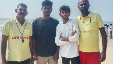 Photo of തളിക്കുളം സ്നേഹതീരം ബീച്ചിൽ കൂട്ടുകാരുമൊത്ത് കുളിക്കുന്നതിനിടയിൽ കടലിൽ അകപ്പെട്ട രണ്ട് എൻഞ്ചിനിയറിങ്’വിദ്യാർഥികളെ ജീവൻ പണയം വെച്ച് രക്ഷിച്ച് ലൈവ് ഗാർഡുകൾ
