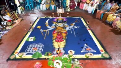 Photo of എടമുട്ടം കാപ്പിരിക്കാവ് ദേവസ്ഥാനത്ത് കളമെഴുത്തു പാട്ടും മഹാനിവേദ്യവും നടന്നു.രാവിലെ കളമെഴുത്തു പാട്ട് ആരംഭം, രൂപ കളത്തിലേക്ക് എഴുന്നള്ളിപ്പും, പാട്ടും, ഉച്ചയ്ക്ക് മഹാ നിവേദ്യം, രൂപ കളത്തിൽ നൃത്തം, വൈകിട്ട് പ്രസാദവിതരണം, ദീപാരാധന,നിറമാല ചുറ്റുവിളക്ക്, മഹാ ഗുരുതി എന്നിവ നടന്നു മഠാധിപതി വിനോഷ് മുഖ്യകാർമികനായി. നിരവധി ഭക്തർ ചടങ്ങുകളിൽ പങ്കെടുത്തു