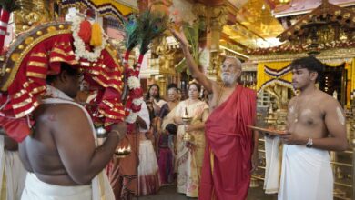 Photo of കാനാടി കാവ് തിറവെള്ളാട്ട് മഹോത്സവത്തിന് രാവിലെ.തൃപ്രയാർ ശ്രീരാമ സ്വാമി ക്ഷേത്രത്തിൽ നിന്നുള്ള അഭിഷേക കാവടി വരവ്കാനാടി കാവിൽ എത്തിച്ചേർന്നപ്പോൾ മഠാധിപതി ബ്രഹ്മശ്രീ ഡോ: വിഷ്ണു ഭാരതീയ സ്വാമി ആശിർവദിച്ച് സ്വീകരിക്കുന്നു.