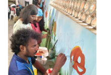 Photo of തളിക്കുളം കൈതക്കൽ എസ്.എൻ. കെ. എൽ.പി. സ്കൂളിൽ ആക്രി ക്കൂട്ടമെത്തി, പക്ഷേ അലങ്കോലമാക്കാനല്ല. സ്കൂളിൻ്റെ മോടികൂട്ടാനായിരുന്നു.