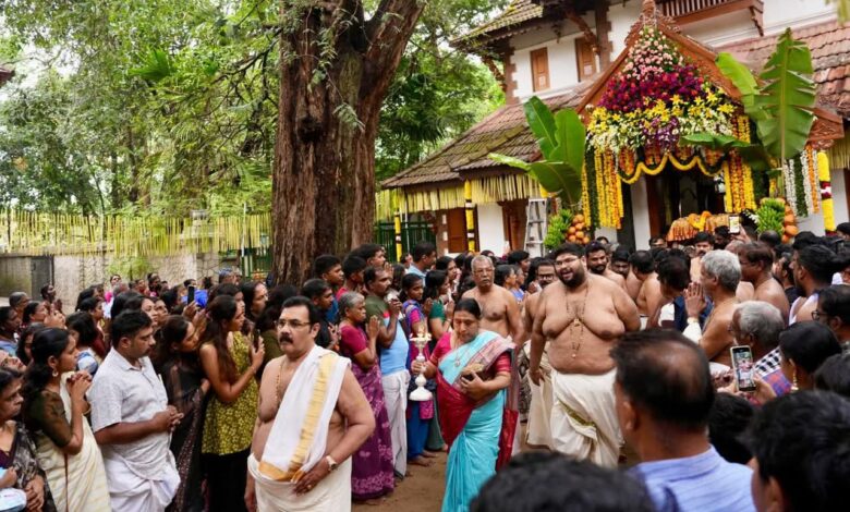 Photo of പെരിങ്ങോട്ടുകര ശ്രീ ആവണങ്ങാട്ടിൽ കളരി ശ്രീ വിഷ്ണുമായ ക്ഷേത്രത്തിലെ വെള്ളാട്ട് മഹോത്സവത്തിന് തുടക്കം കുറിച്ച് നടന്ന പെട്ടി എഴുന്നള്ളിപ്പ്