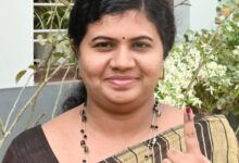 Photo of അയ്യന്തോൾ നിർമ്മല കോൺവെന്റ് യു പി സ്കൂളിലെ 77 ആം നമ്പർ ബൂത്തിൽ ജില്ലാ തിരഞ്ഞെടുപ്പ് ഉദ്യോഗസ്ഥയും ജില്ലാകളക്ടറുമായ ശിഖ സുരേന്ദ്രൻ വോട്ട് രേഖപ്പെടുത്തി.