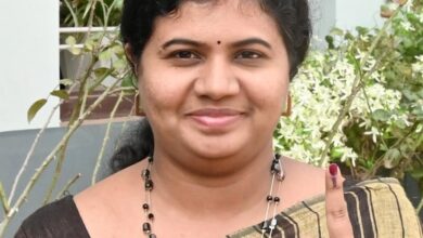 Photo of അയ്യന്തോൾ നിർമ്മല കോൺവെന്റ് യു പി സ്കൂളിലെ 77 ആം നമ്പർ ബൂത്തിൽ ജില്ലാ തിരഞ്ഞെടുപ്പ് ഉദ്യോഗസ്ഥയും ജില്ലാകളക്ടറുമായ ശിഖ സുരേന്ദ്രൻ വോട്ട് രേഖപ്പെടുത്തി.