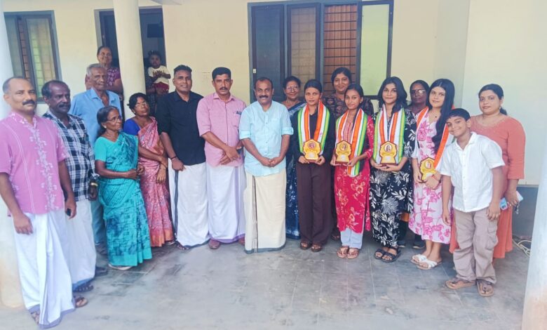 Photo of നാട്ടിക  നാലാം വാർഡ് വികസന സമിതിയുടെ നേതൃത്വത്തിൽ.CBSE പരീക്ഷയിൽ ഉന്നത വിജയം നേടിയ വിദ്യാർത്ഥികളെ അനുമോദിച്ചു.