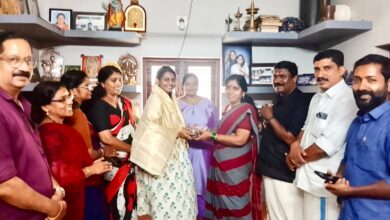 Photo of കാലിക്കറ്റ് യൂണിവേഴ്സിറ്റിയിൽ നിന്നും അഞ്ചാം റാങ്ക് നേടിയ ഗൗരി നന്ദനയെ ആദരിച്ചു