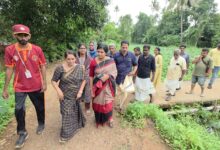 Photo of ചാഴൂർ ഗ്രാമ പഞ്ചായത്ത്‌ 8-ാം വാർഡിലെ ഇഞ്ചുടി മാട്ടുമ്മൽ പ്രദേശത്തെ വെള്ളപ്പാക്ക ഭീഷണി നിലനിൽക്കുന്ന പ്രദേശങ്ങളിൽ ഗീത ഗോപി എം. എൽ. എ യുടെയും തൃശ്ശൂർ ജില്ലാ കളക്ടറുടെയും നേതൃത്വത്തിൽ സന്ദർശനം നടത്തി