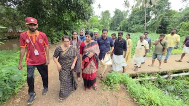 Photo of ചാഴൂർ ഗ്രാമ പഞ്ചായത്ത്‌ 8-ാം വാർഡിലെ ഇഞ്ചുടി മാട്ടുമ്മൽ പ്രദേശത്തെ വെള്ളപ്പാക്ക ഭീഷണി നിലനിൽക്കുന്ന പ്രദേശങ്ങളിൽ ഗീത ഗോപി എം. എൽ. എ യുടെയും തൃശ്ശൂർ ജില്ലാ കളക്ടറുടെയും നേതൃത്വത്തിൽ സന്ദർശനം നടത്തി