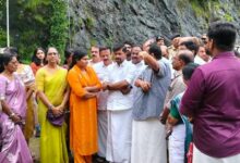 Photo of കുതിരാനിൽ മണ്ണിടിഞ്ഞതിനെ തുടർന്ന് മന്ത്രി ഒ. ജെ. ജനീഷ്, എം എൽ എ, കെ. രാജൻ, ജില്ലാ കളക്ടർ ശിഖ സുരേന്ദ്രൻ എന്നിവർ പ്രദേശം സന്ദർശിച്ച് സ്ഥിതിഗതികൾ വിലയിരുത്തി