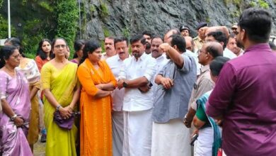 Photo of കുതിരാനിൽ മണ്ണിടിഞ്ഞതിനെ തുടർന്ന് മന്ത്രി ഒ. ജെ. ജനീഷ്, എം എൽ എ, കെ. രാജൻ, ജില്ലാ കളക്ടർ ശിഖ സുരേന്ദ്രൻ എന്നിവർ പ്രദേശം സന്ദർശിച്ച് സ്ഥിതിഗതികൾ വിലയിരുത്തി