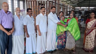 Photo of ദേശീയ കൈത്തറി ദിനത്തിൽ തൊഴിലാളികളെ അനുമോദിച്ച് പെരിങ്ങോട്ടുകര കൾച്ചറൽ & ചാരിറ്റബിൾ ട്രസ്റ്റ്