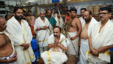 Photo of മുഖ്യമന്ത്രിക്ക് ഗുരുവായൂരിൽ നേന്ത്രപ്പഴം കൊണ്ട് തുലാഭാരം