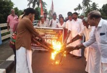 Photo of അഴിമാവ് പാലത്തിൽ സ്ട്രീറ്റ് ലൈറ്റ് സ്ഥാപിക്കാത്തതിൽ ചൂട്ട് കത്തിച്ച് താന്ന്യം മണ്ഡലം കോൺഗ്രസ് കമ്മറ്റി