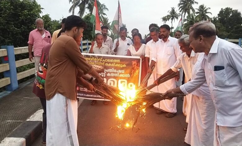 Photo of അഴിമാവ് പാലത്തിൽ സ്ട്രീറ്റ് ലൈറ്റ് സ്ഥാപിക്കാത്തതിൽ ചൂട്ട് കത്തിച്ച് താന്ന്യം മണ്ഡലം കോൺഗ്രസ് കമ്മറ്റി
