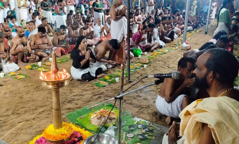 Photo of തൃത്തല്ലൂർ ശിവക്ഷേത്രത്തിൽ കർക്കിടകവാവ് ബലിതർപ്പണം നടന്നു.