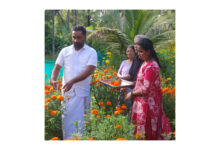 Photo of തളിക്കുളം ഗ്രാമപഞ്ചായത്തിലെ വാർഡ് 17 ലെ നടുവിലെടത് രവീന്ദ്രനാഥ് ന്റെ വസതിയിൽ, ലതികടീച്ചർ ഓണത്തിന് തയ്യാറാക്കിയ ചെണ്ടുമല്ലി പൂകൃഷിയുടെ വിളവെടുപ്പ് ഗ്രാമപഞ്ചായത്ത്‌ സ്റ്റാൻഡിങ് കമ്മിറ്റി ചെയർപേഴ്സൺP. I. ഷൗക്കത്തലി ഉദ്ഘാടനം ചെയ്തു.