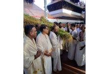 Photo of ഗുരുവായൂർ ക്ഷേത്രത്തിലെ ഇല്ലം നിറ നെൽക്കതിരുകൾ ഗുരുവായൂർ ദേവസ്വം ചെയർമാൻ എ.വി. ഗോപിനാഥൻ സ്വീകരിക്കുന്നു.