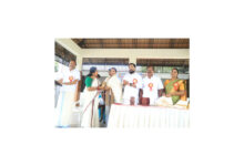 Photo of മണപ്പുറം വയോജന ക്ഷേമ സമതി ചാരിറ്റബിൾ സൊസൈറ്റി വർഷംതോറും ഓണത്തോടനുബന്ധിച്ച് നടത്തിവരാറു ള്ള വയോജനങ്ങൾക്കുള്ള ഭക്ഷ്യധാന്യ കിറ്റ് വിതരണവും കലാകായിക രംഗത്തെ പ്രതിഭകളെ ആദരിക്കൽ ചടങ്ങും നടത്തി.