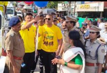 Photo of പോലീസ് കായിക മേളയുടെ മുന്നോടിയായി  തൃപ്രയാറിൽ  നൽകിയ  സ്വീകരണത്തിൽ  ജില്ലാ  പോലീസ്  മേധാവി  മുഹമ്മദ് നദീം ബലൂൺ  പറത്തുന്നു .