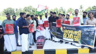 Photo of തുടർച്ചയായി ദേശീയപാതയിൽ അപകടമരണങ്ങൾ നടക്കുന്നതിൽ പ്രതിഷേധിച്ച് ദേശീയപാതയിൽ ശവ പെട്ടിയുമായി യൂത്ത് കോൺഗ്രസ് പ്രതിഷേധം.