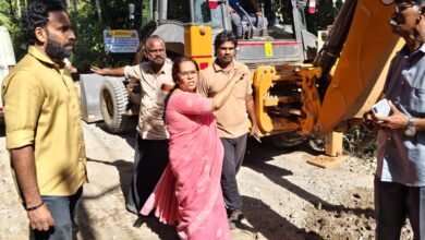 Photo of തളിക്കുളം സെന്റർ മുതൽ- ടിപ്പു സുൽത്താൻ റോഡ് വരെയുള്ള റോഡിന്റെ പുനരുദ്ധാരണം, നാട്ടിക എം.എൽ.എ. ഗീതാ ഗോപി സ്ഥലം സന്ദർശിച്ചു.