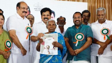 Photo of ഭൂരഹിതരില്ലാത്ത കേരളം എന്ന ലക്ഷ്യത്തോടെ സംസ്ഥാന സർക്കാരിന്റെ നൂറുദിന കർമ്മപരിപാടിയുടെ ഭാഗമായി റവന്യൂ വകുപ്പിന്റെ ആഭിമുഖ്യത്തിൽ നടത്തുന്ന ജില്ലാതല പട്ടയമേള തൃശൂരിൽ നടന്നു.