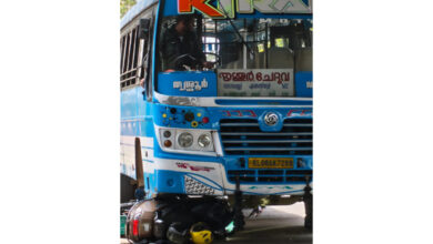 Photo of ബസ്സും സ്കൂട്ടറും കൂട്ടിയിടിച്ച് സ്കൂട്ടർ യാത്രക്കാരന് പരിക്ക്.