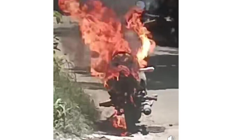 Photo of വാടാനപ്പള്ളി ചിലങ്ക റോഡിൽ ബൈക്ക് കത്തി.