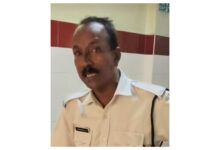 Photo of മെഡിക്കൽ കോളേജ് ഐസിയുവിന് മുന്നിൽ കൂട്ടിരിപ്പുകാരനോട് അസഭ്യവർഷം, മദ്യലഹരിയിലായിരുന്ന സെക്യൂരിറ്റി ജീവനക്കാരനെ സസ്പെൻഡ് ചെയ്തു.