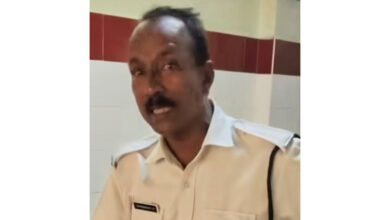 Photo of മെഡിക്കൽ കോളേജ് ഐസിയുവിന് മുന്നിൽ കൂട്ടിരിപ്പുകാരനോട് അസഭ്യവർഷം, മദ്യലഹരിയിലായിരുന്ന സെക്യൂരിറ്റി ജീവനക്കാരനെ സസ്പെൻഡ് ചെയ്തു.