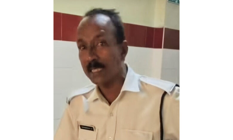 Photo of മെഡിക്കൽ കോളേജ് ഐസിയുവിന് മുന്നിൽ കൂട്ടിരിപ്പുകാരനോട് അസഭ്യവർഷം, മദ്യലഹരിയിലായിരുന്ന സെക്യൂരിറ്റി ജീവനക്കാരനെ സസ്പെൻഡ് ചെയ്തു.