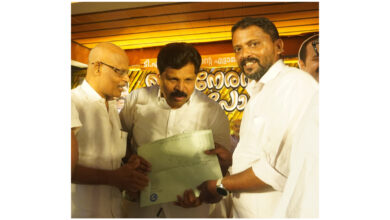 Photo of റവന്യൂ വകുപ്പ് മന്ത്രി എ.പി. അനിൽകുമാറിന് ഭീമ ഹർജി കൈമാറി.