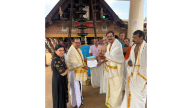 Photo of കൊച്ചിൻ ദേവസ്വം ബോർഡ്‌ തൃപ്രയാർ ശ്രീരാമസ്വാമി ക്ഷേത്രത്തിലെ ഏകാദശി നോട്ടീസ് പ്രകാശനം കൊച്ചിൻ ദേവസ്വം ബോർഡ്‌ പ്രസിഡന്റ്‌ ശ്രീ.K. രവീന്ദ്രൻ, ദേവസ്വം കമ്മിഷണർ അജികുമാർ എന്നിവർ ചേർന്ന് നടത്തി.