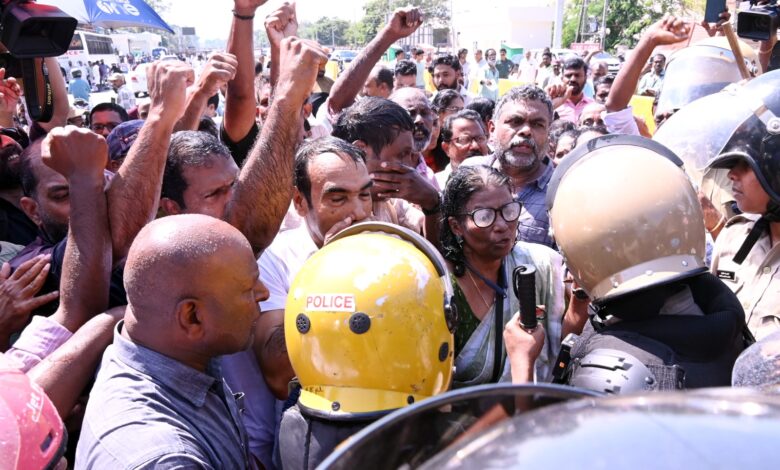 Photo of പണി പൂർത്തിയാക്കാതെ ടോൾ പിരിവ്, നാട്ടികയിൽ ജനകീയ പ്രതിഷേധം.