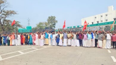 Photo of നാട്ടിക ടോൾ പ്ലാസയിലേക്ക് ആറാം ദിവസം എൽ ഡി എഫിൻ്റെ നേതൃത്വത്തിൽ ആയിരങ്ങൾ അണിനിരന്ന മനുഷ്യച്ചങ്ങല തീർത്തു.